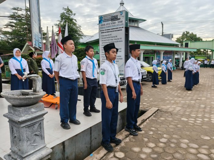 Siaga Multi-Agenda: Aksi PMR MTsN 2 Kota Jambi Kawal Upacara Siaga Multi-Agenda: Aksi PMR MTsN 2 Kota Jambi Kawal Upacara