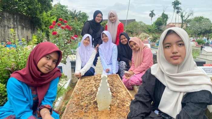 Siswa Kelas 9J Ziarah ke Makam Guru di Hari Guru Nasional Siswa Kelas 9J Ziarah ke Makam Guru di Hari Guru Nasional