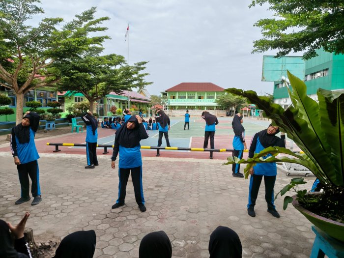 Siswa Kelas 7 MTsN 2 Kota Jambi Kompak Praktikkan Senam Anak Indonesia Hebat