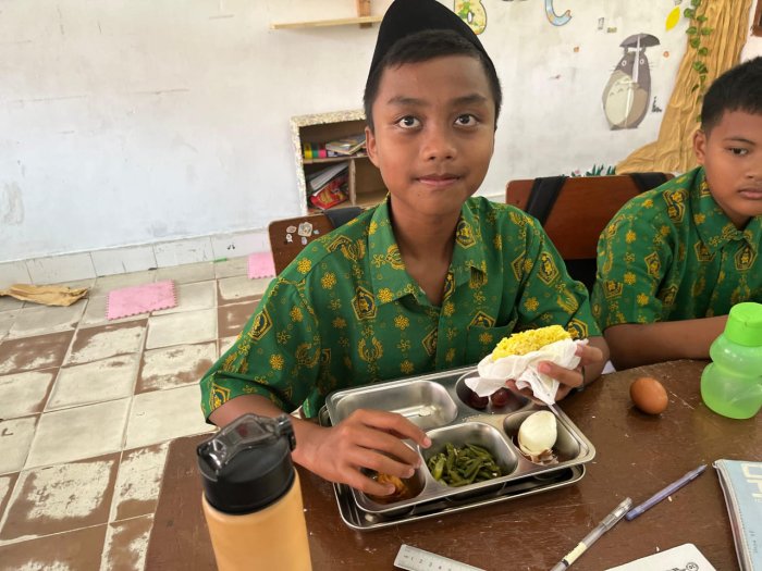 Kelas 8J MTsN 2 Kota Jambi Bangun Kebiasaan Sehat Lewat MBG Kelas 8J MTsN 2 Kota Jambi Bangun Kebiasaan Sehat Lewat MBG