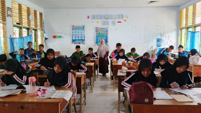Ibu Rosmiyenti Laksanakan Asesmen Kelas 8B dan 8C: Evaluasi untuk Pembelajaran yang Lebih Bermakna
