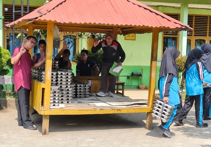Koordinasi Guru dan Petugas MBG dalam Distribusi Makan Bergizi Gratis
