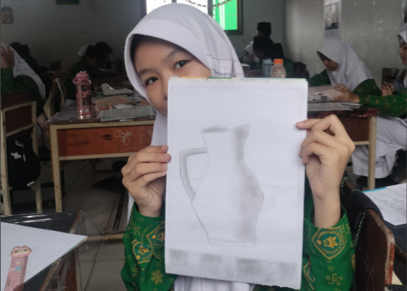 Kelas 7E Belajar Arsir: Garis, Bayangan, dan Kreativitas yang Mengalir Kelas 7E Belajar Arsir: Garis, Bayangan, dan Kreativitas yang Mengalir