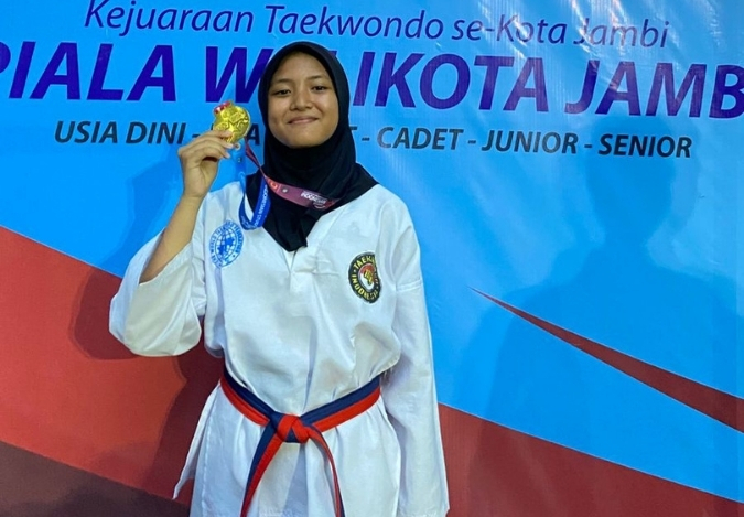 Najwah Naura Putri Juara Kyorugi di Indonesia Stars Student Taekwondo Championship