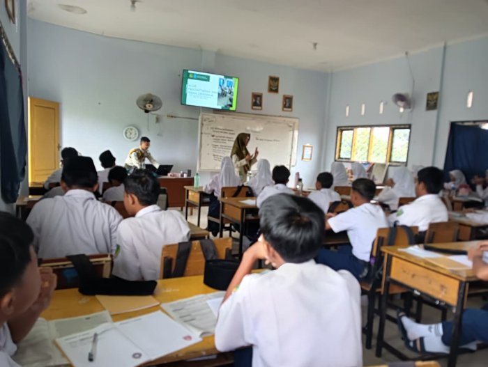 Empat Alumni Sosialisasikan MAN IC Jambi di MTsN 2 Kota Jambi