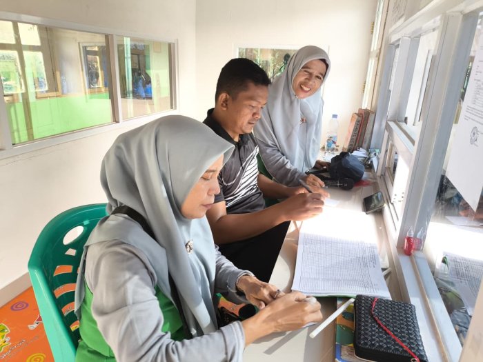 Guru Piket MTsN 2 Kota Jambi Jadi Garda Terdepan Pengawasan Kegiatan Harian