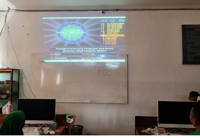 Informatika Interaktif: Siswa MTsN 2 Kota Jambi Uji Pemahaman Lewat Permainan Edukatif