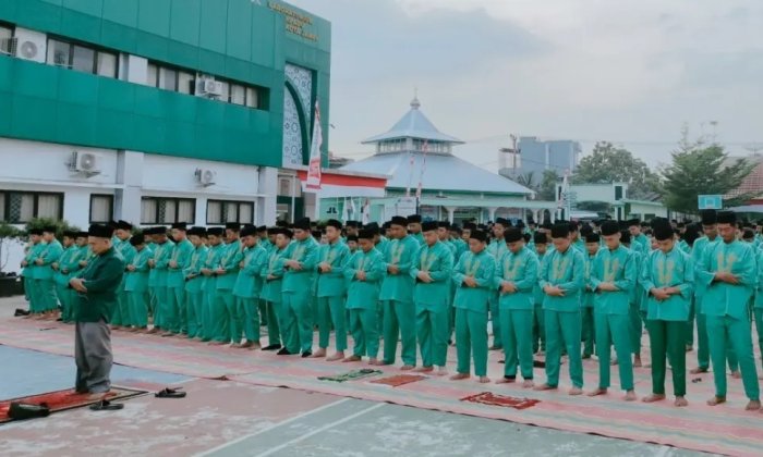 Saat Lapangan Utama MTsN 2 Kota Jambi Menjadi Lautan Mukena dan Peci