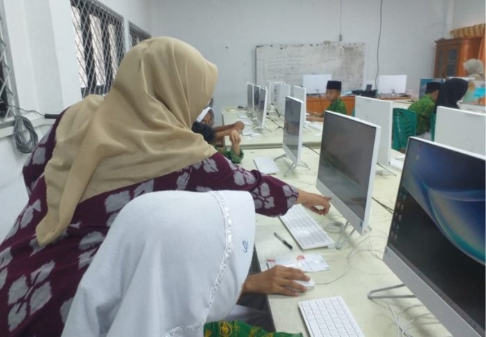 Hari Kedua ANBK: Panitia MTsN 2 Kota Jambi Pastikan Semua Berjalan Mulus