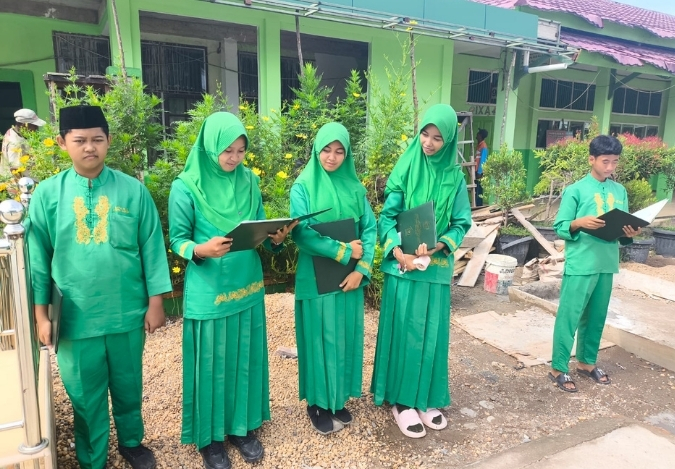 Kelas 9A Laksanakan Latihan Upacara sebagai Persiapan Tugas Hari Senin Kelas 9A Laksanakan Latihan Upacara sebagai Persiapan Tugas Hari Senin