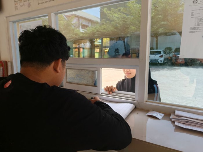 Belajar Mengelola Madrasah, Mahasiswa PLP Bertugas di Ruang Piket Guru