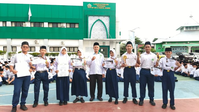 Simbol Penghargaan, Wujud Apresiasi MTsN 2 Kota Jambi untuk Siswa Berprestasi