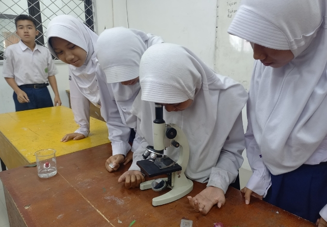 Serunya Mengamati Sel Tumbuhan di Lab IPA MTsN 2 Kota Jambi