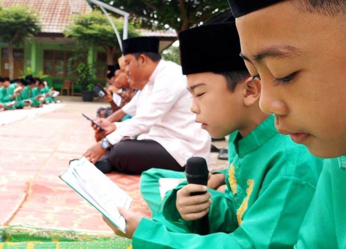 Suara Yasin Menggema di Lapangan Madrasah