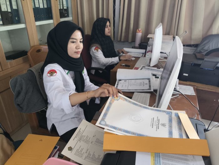 Kesibukan TU MTsN 2 Kota Jambi: Cetak dan Tempel Foto Ijazah Masanders Angkatan 2022/2023