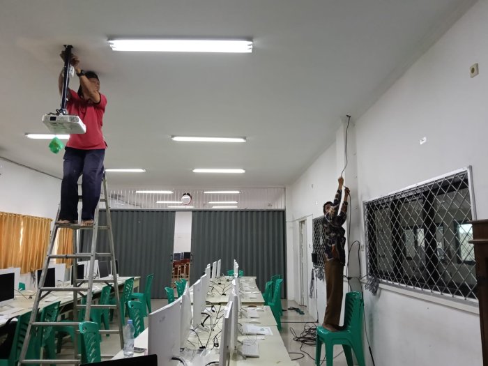 Pengelola Lab Komputer 2 dan 3 Terus Berbenah, Kabel Proyektor Dipasang dan Dirapikan Demi Kenyamanan Belajar