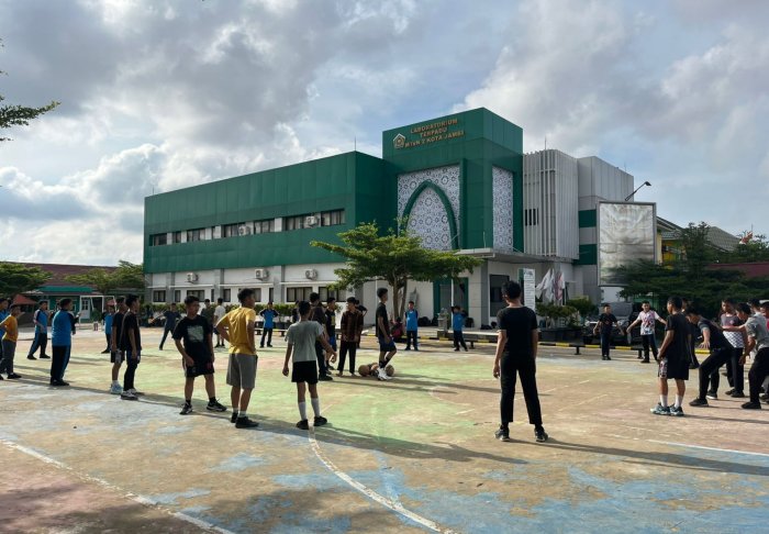 Semangat di Lapangan Warnai Latihan Basket MTsN 2 Kota Jambi