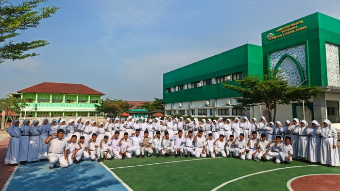 Upacara Spesial di MTsN 2 Kota Jambi: Tim Gabungan Ekskul Tampil Kompak Sambut Bapak Kepala Kemenag Kota Jambi