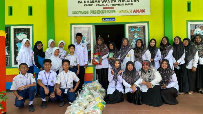 Ekstravaganza MTsN 2 Kota Jambi: Berbagi Sembako untuk RA DWP di Bulan Ramadan Ekstravaganza MTsN 2 Kota Jambi: Berbagi Sembako untuk RA DWP di Bulan Ramadan