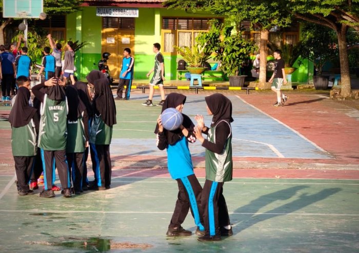 Ekskul Basket MTsN 2 Kota Jambi Seleksi Pemain Terbaik untuk Demos ke Siswa Baru Ekskul Basket MTsN 2 Kota Jambi Seleksi Pemain Terbaik untuk Demos ke Siswa Baru
