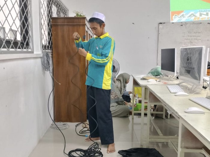 Pak Masrul dan Pak Sunaryo Lakukan Pengecekan Kelistrikan dan Pemasangan Kabel HDMI di Laboratorium Komputer 2 dan 3