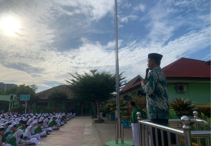 Waka Kesiswaan Ajak Siswa MTsN 2 Kota Jambi Disiplin, Bersih, dan Aktif