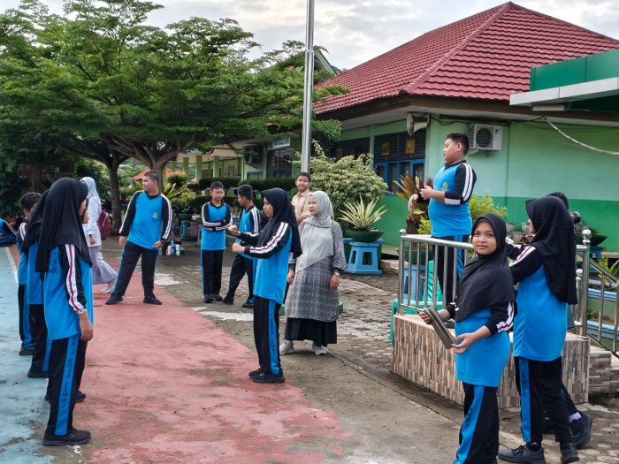 Matangkan Persiapan: Semangat Siswa Kelas 7K Berlatih Jadi Petugas Upacara