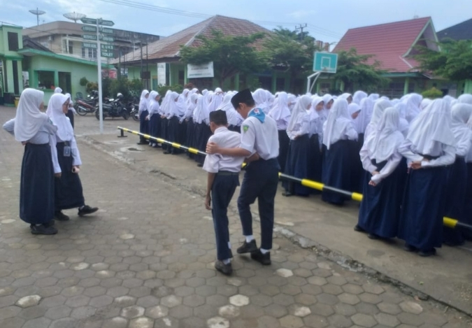 Anggota PMR MTsN 2 Kota Jambi Kawal Upacara Bendera
