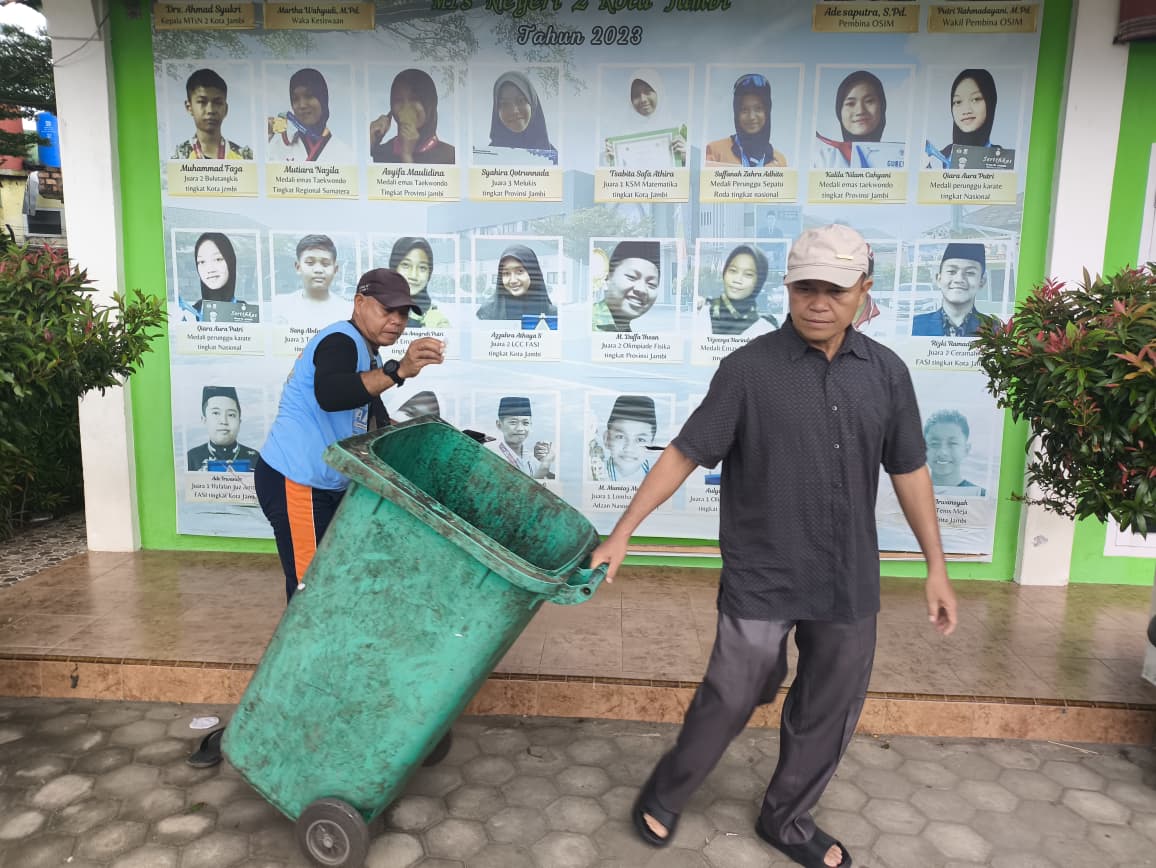 Meski Libur, Kepala MTsN 2 Kota Jambi Tetap Hadir dan Turun Langsung Pantau Kebersihan Madrasah