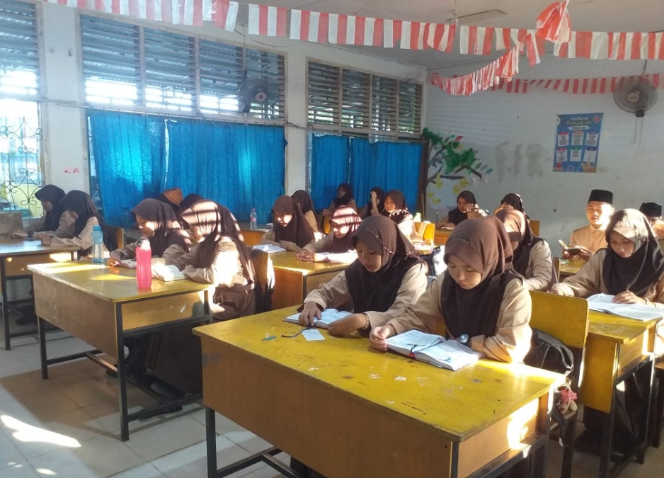 Siswa MTsN 2 Kota Jambi Awali Hari dengan Membaca Al-Qur’an di Kelas Siswa MTsN 2 Kota Jambi Awali Hari dengan Membaca Al-Qur’an di Kelas