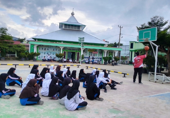 Tim Basket Putri MTsN 2 Kota Jambi Asah Ketangkasan Rebound di Lapangan Tim Basket Putri MTsN 2 Kota Jambi Asah Ketangkasan Rebound di Lapangan