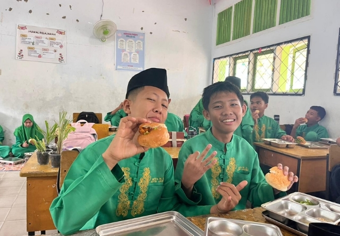 Makan Sehat, Makin Semangat Belajar: MBG Kelas 9B