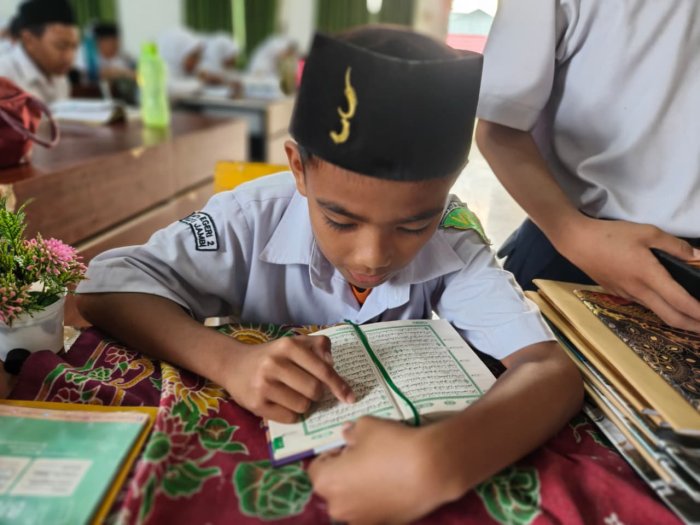 Ngaji Pagi Kelas 7E dan 7J: Satu Persatu, Satu Hati, Satu Ayat Ngaji Pagi Kelas 7E dan 7J: Satu Persatu, Satu Hati, Satu Ayat