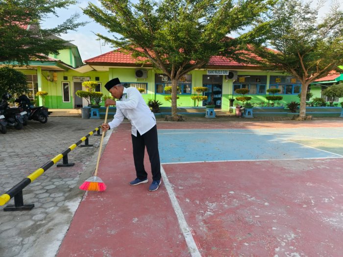 Tenaga Kebersihan Dukung Sukses Ujian Madrasah Kelas 9 MTsN 2 Kota Jambi