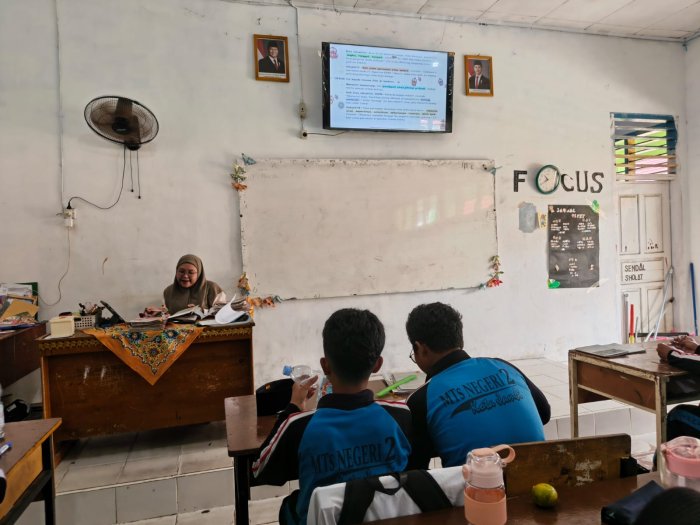 Fakta di Layar, Opini di Nalar: Kelas 8I Belajar Menyaring Kata