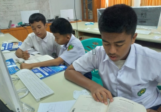 Persiapan 3 Siswa MTsN 2 Kota Jambi di Bidang Matematika untuk OMI