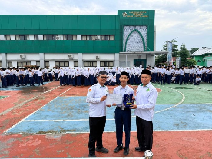 Konsisten Bangun Motivasi Siswa, Apresiasi Rutin Mingguan Kembali Digelar Konsisten Bangun Motivasi Siswa, Apresiasi Rutin Mingguan Kembali Digelar