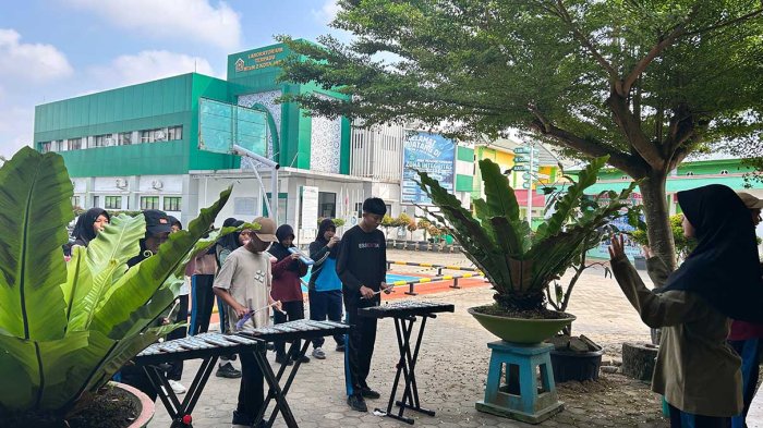 Jelang Upacara Perdana Ajaran Baru, Pengibar Bendera dan Tim Drum Band Bersiap