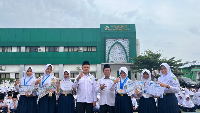 Apresiasi Siswa Berprestasi MTsN 2 Kota Jambi: Piagam, Piala, dan Medali Diserahkan Usai Upacara Bendera