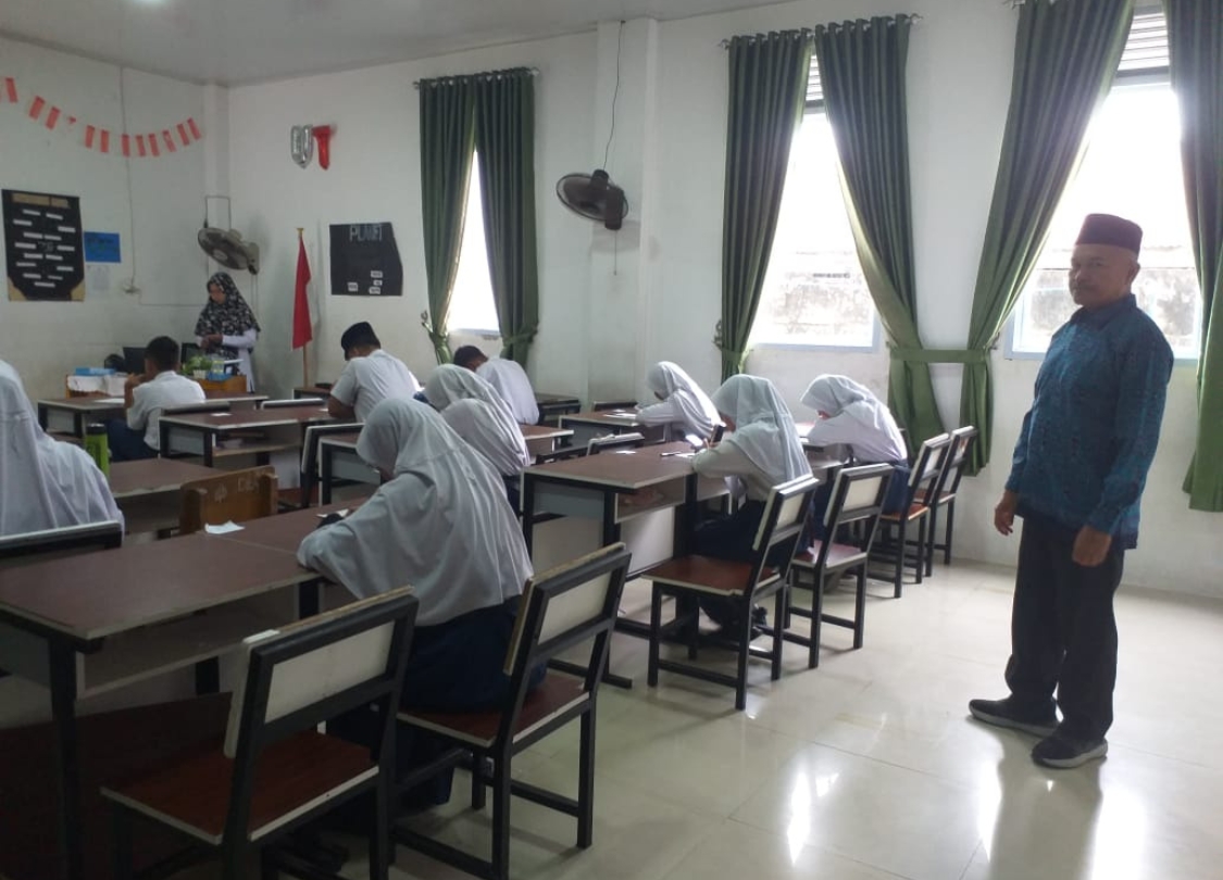 Kepala Madrasah Tinjau Langsung: UM Hari Kedua Tetap Kondusif