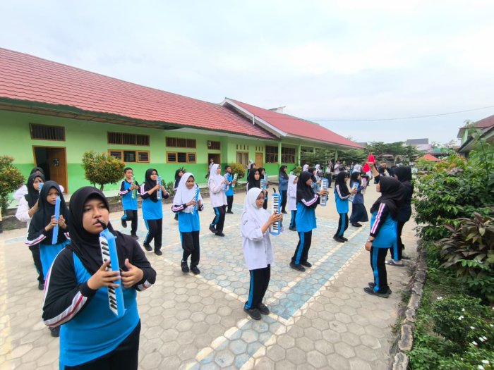 Tim Eksibisi Pawai Aksioma Latihan Hari Ini: Mantapkan Gerakan, Satukan Langkah Tim Eksibisi Pawai Aksioma Latihan Hari Ini: Mantapkan Gerakan, Satukan Langkah
