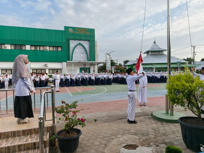 Pesan Pembina Upacara: Akhlak dan Budi Pekerti Jadi yang Utama Pesan Pembina Upacara: Akhlak dan Budi Pekerti Jadi yang Utama