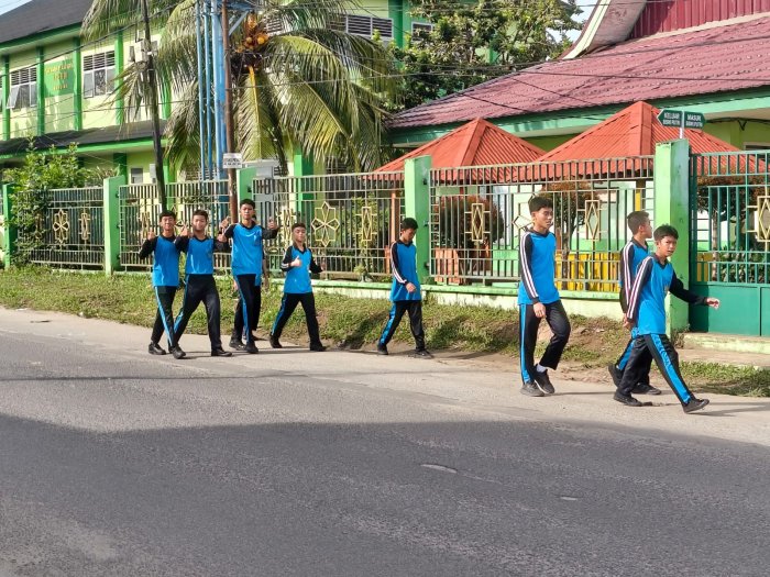 Jalan Santai, Jiwa Sehat: Momentum Kebersamaan di MTsN 2 Kota Jambi Jalan Santai, Jiwa Sehat: Momentum Kebersamaan di MTsN 2 Kota Jambi