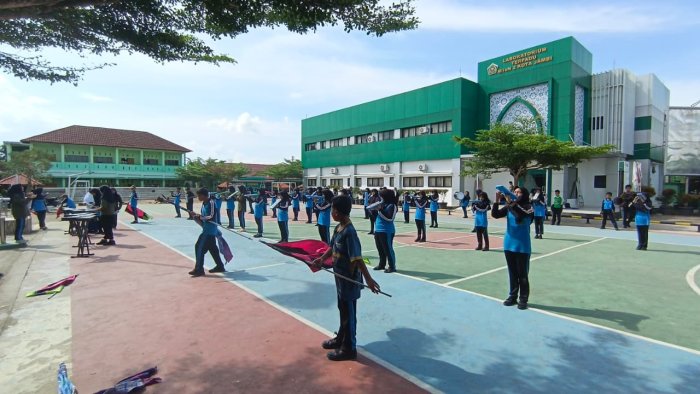 Display Meriah: Nada dan Gerakan Menyatu di Halaman Madrasah