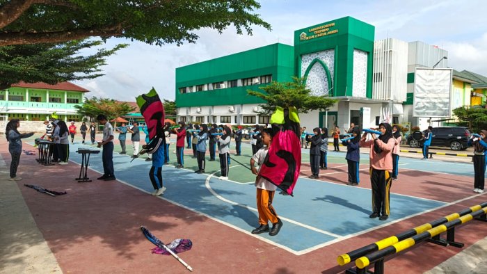 Irama Budaya dan Penghormatan Guru Bergema di Lapangan MTsN 2 Kota Jambi