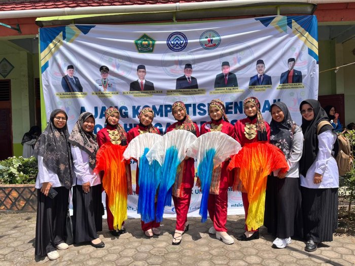 Tim Tari MTsN 2 Kota Jambi Tampil Memukau di Aksioma ke-2: Kostum Merah, Kipas Batik, dan Energi yang Menginspirasi