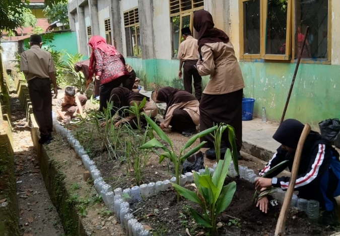 Duta Kesehatan Lingkungan Turun Tangan: Toga Rapi, Madrasah Berseri
