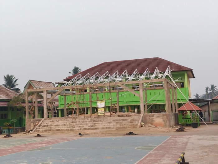 Langkah Menuju Rampung, Atap Panggung Kreasi MTsN 2 Kota Jambi Mulai Dirangkai