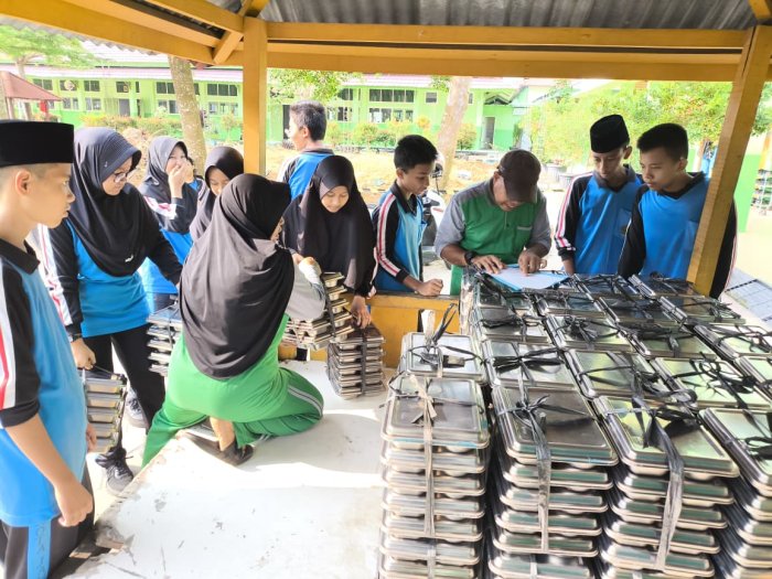 Koordinator MBG MTsN 2 Kota Jambi Pastikan Pendistribusian Sarapan Sehat Tepat Sasaran