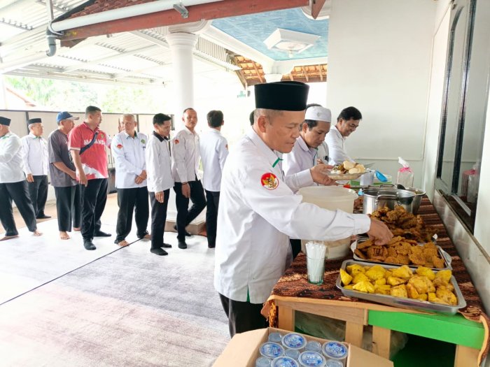 Suasana Hangat Halal Bihalal di Rumah Waka Humas MTsN 2 Kota Jambi Suasana Hangat Halal Bihalal di Rumah Waka Humas MTsN 2 Kota Jambi